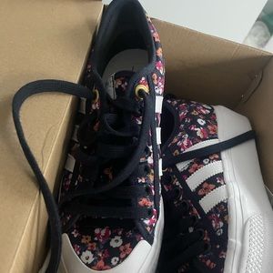 Woman’s plate form sneakers